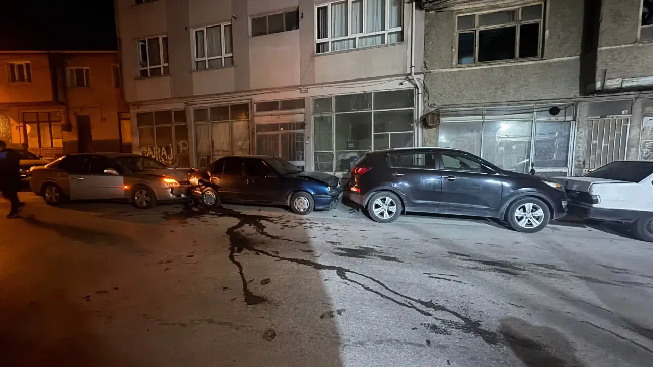 Kütahya’da 4 aracın karıştığı zincirleme trafik kazası