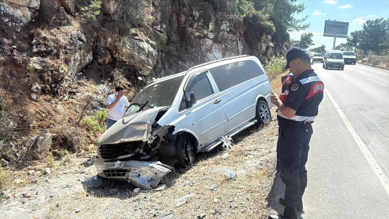 Muğla Bodrum trafik kazasında otomobil ile minibüs çarpıştı: 6 yaralı