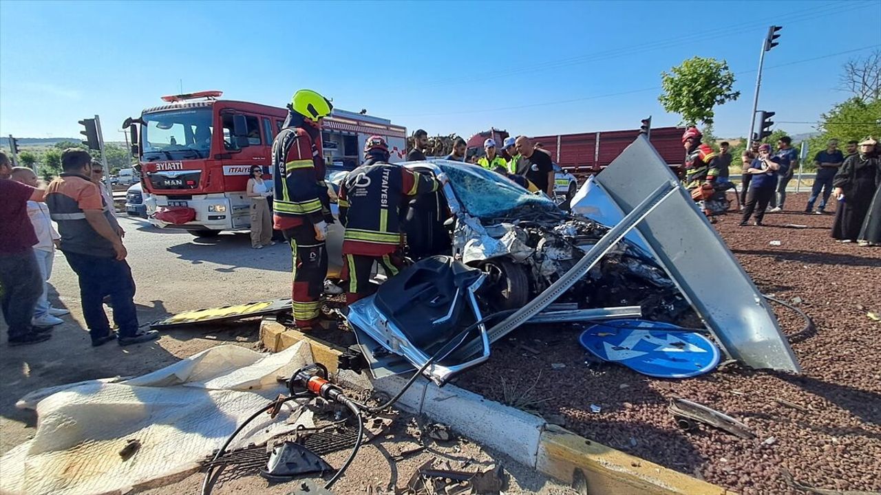 Balıkesir’de kamyonet ile otomobilin çarpıştığı trafik kazasında 2'si ağır 5 yaralı