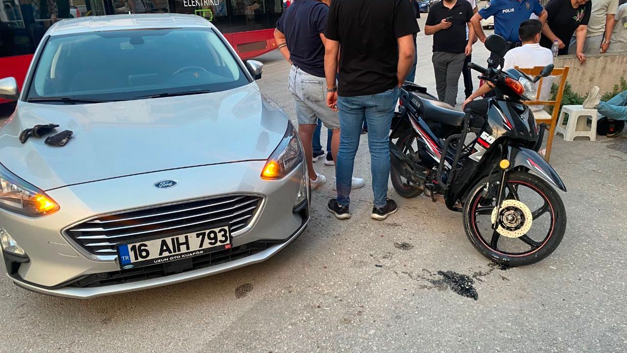 Bursa Mudanya’da trafik kazası: Motosiklet otomobile çarptı, 2 yaralı