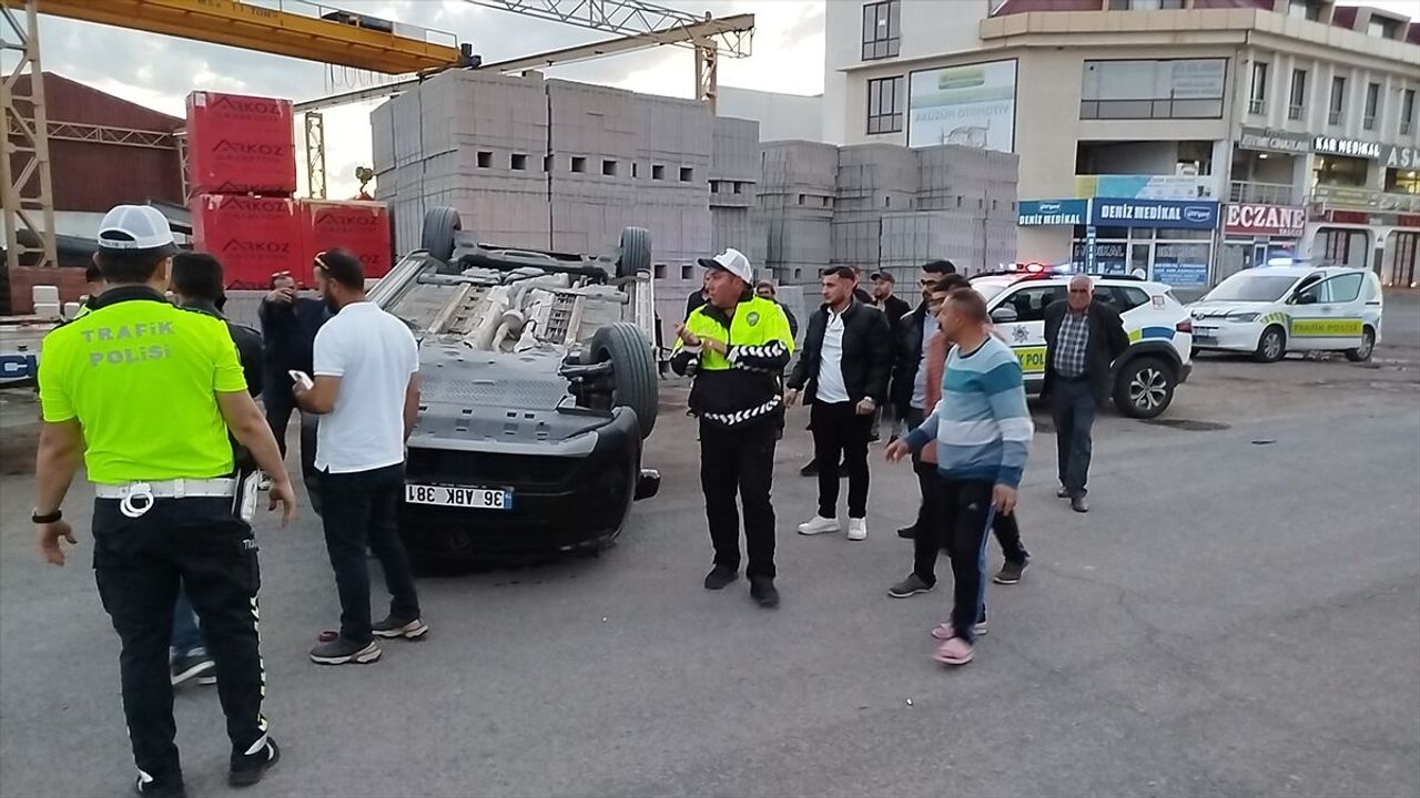 Kars trafik kazası: İki hafif ticari araç çarpıştı, 9 kişi yaralandı