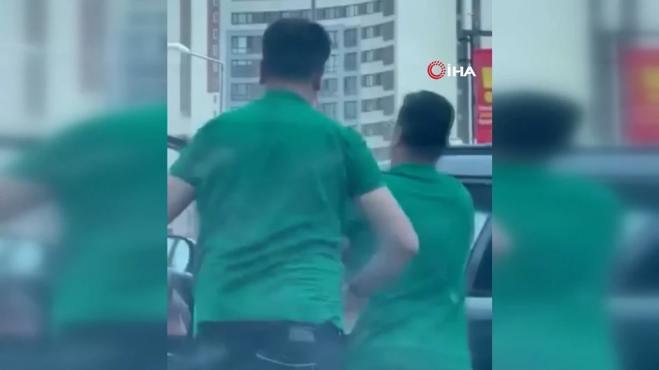 Kartal'da maddi hasarlı kaza sonrası kavga: Sürücüye saldırı anı kamerada