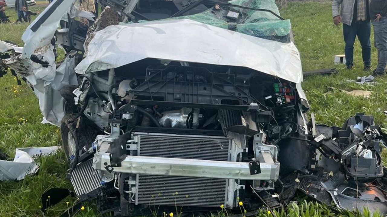 SON DAKİKA: Erzurum Karayazı'da feci trafik kazası... Devrilen araçta 3 ölü, 4 yaralı