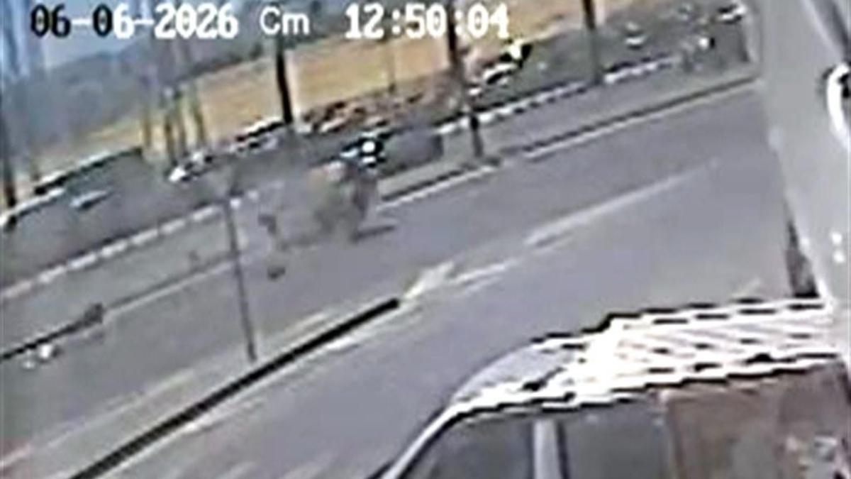 Avcılar'da refüje çarpıp takla attı! Korkunç kaza kamerada