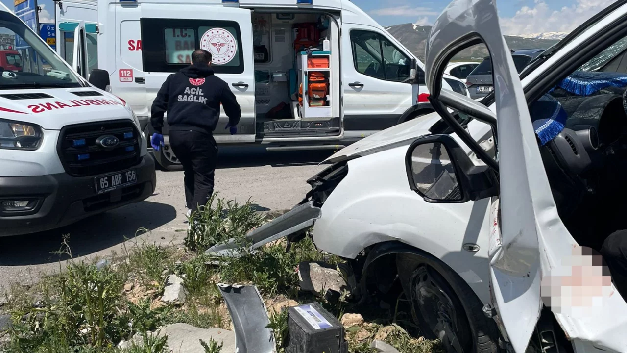 İki otomobil çarpıştı! Ölüler ve yaralılar var...