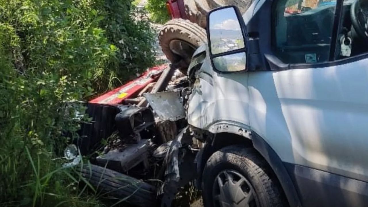 Kastamonu’da feci kaza: Traktör ile minibüs çarpıştı, 1 yaralı