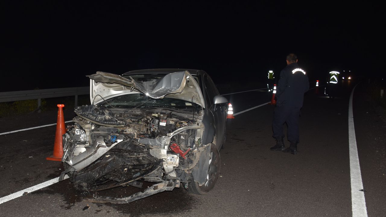 Kırıkkale Keskin’de trafik kazası: Emniyet şeridindeki otomobile çarpan araçtaki 6 kişi yaralandı
