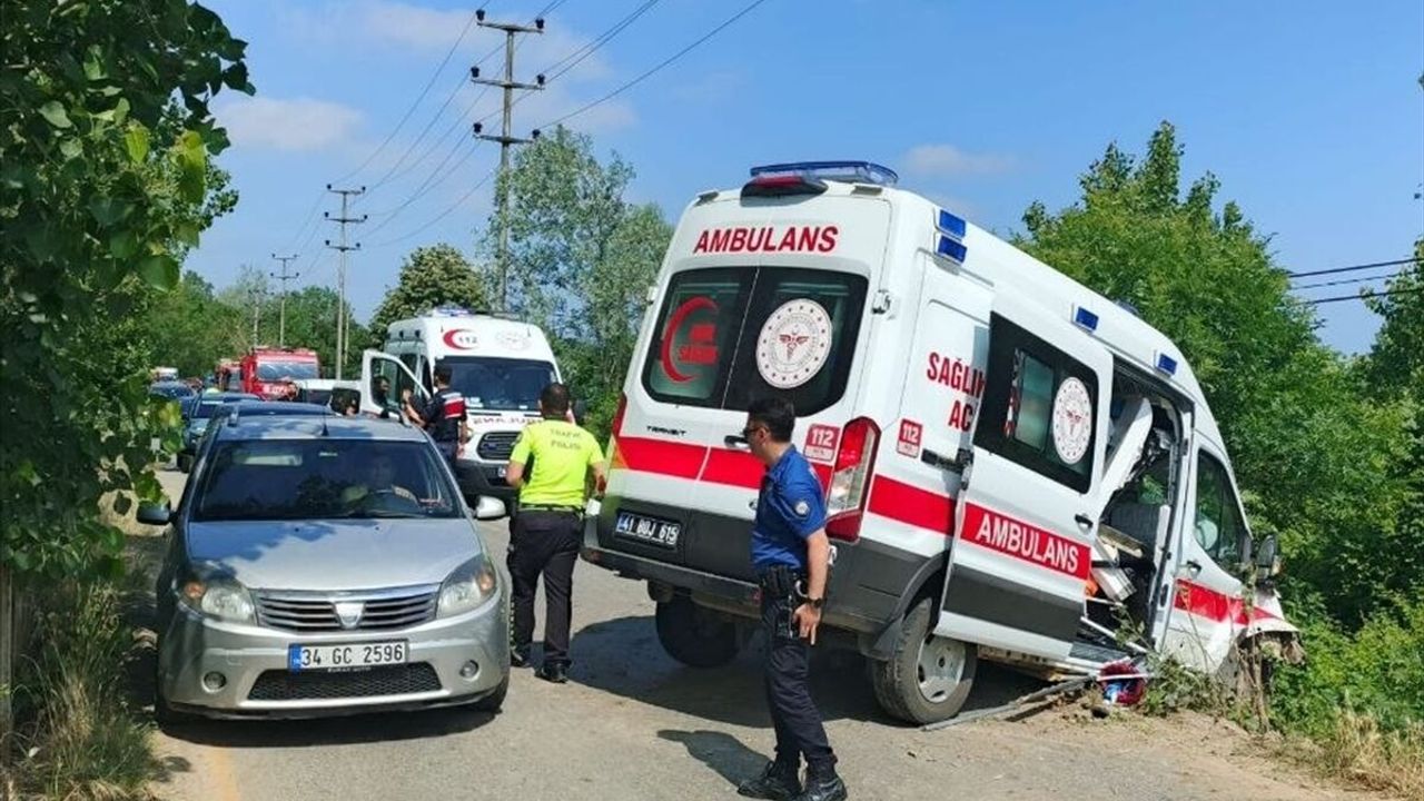 Kocaeli Kandıra’da ambulans kazası: Hasta ve 2 sağlık görevlisi yaralandı