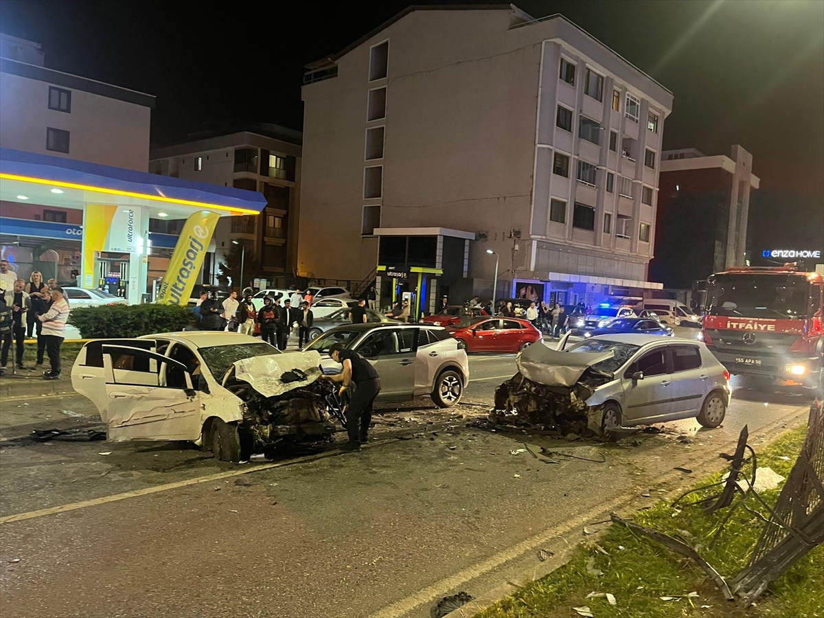 Samsun’da 3 aracın karıştığı trafik kazasında 5 kişi yaralandı