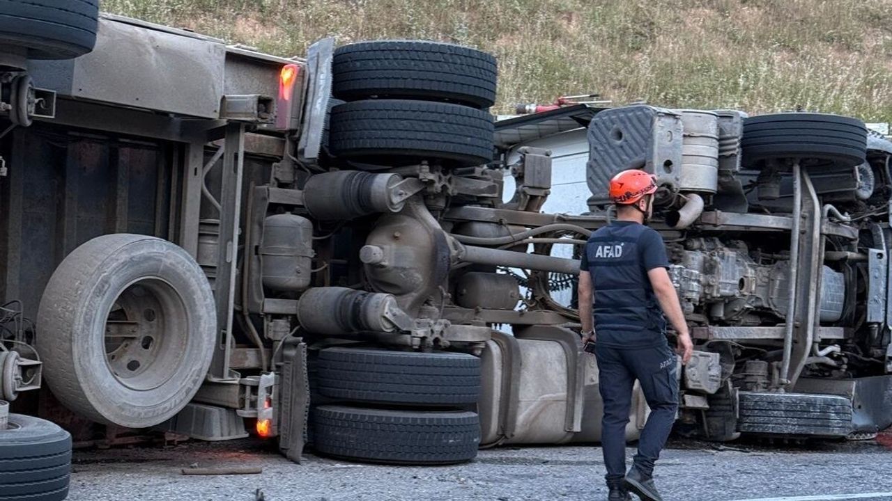Siirt-Eruh yolunda briket yüklü tırın devrildiği trafik kazasında sürücü yaralandı
