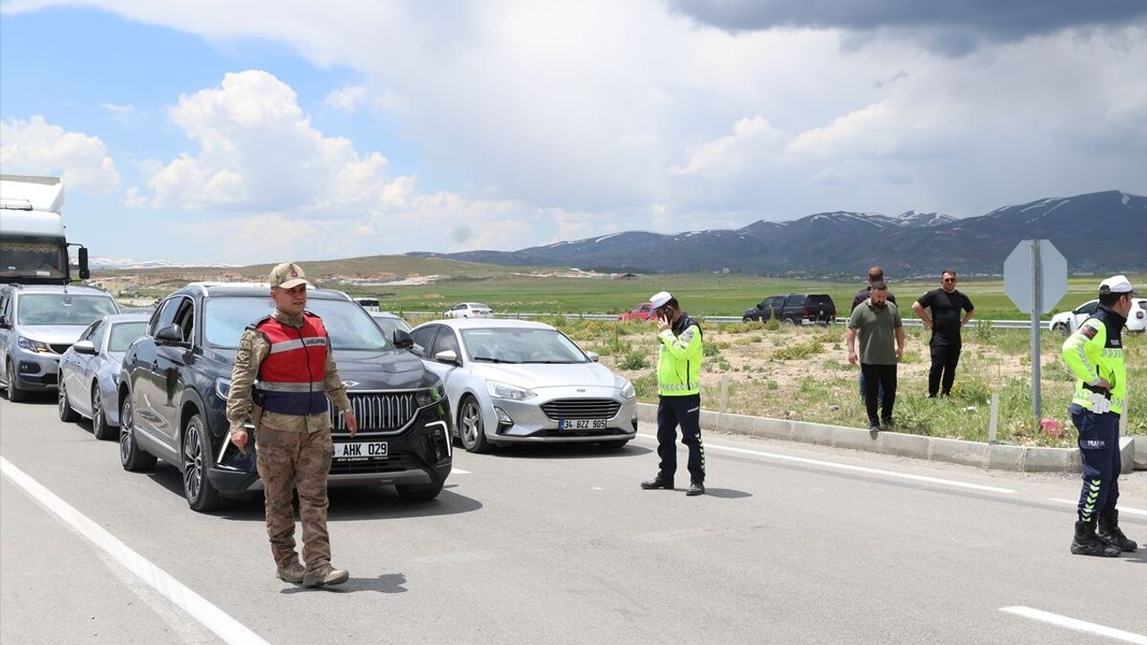 SON DAKİKA: Van Çaldıran’da feci trafik kazasında 4 ölü, 2'si ağır 4 yaralı