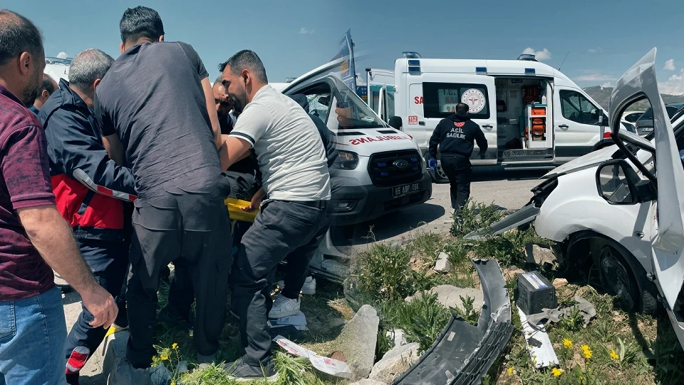 Van'da iki aracın kafa kafaya çarpıştığı feci kaza: Çok sayıda ekip bölgeye sevk edildi | Son Dakika
