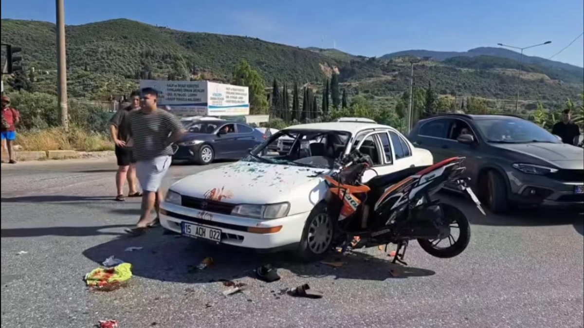 Aydın'da feci kaza... Motosiklet otomobile ok gibi saplandı - STAR