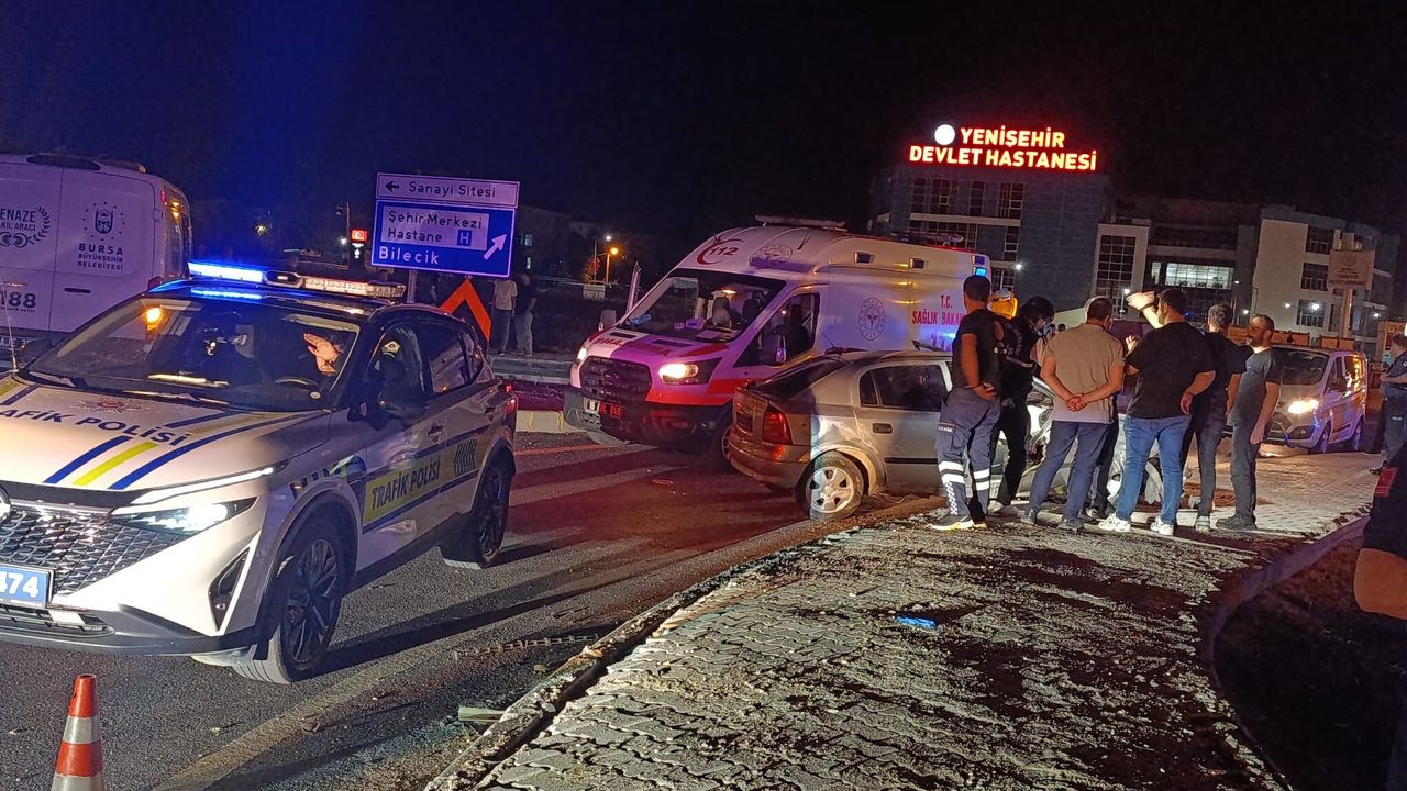 Bursa Yenişehir’de trafik kazası: Otomobil kaldırıma çarptı, 1 ölü 2 yaralı