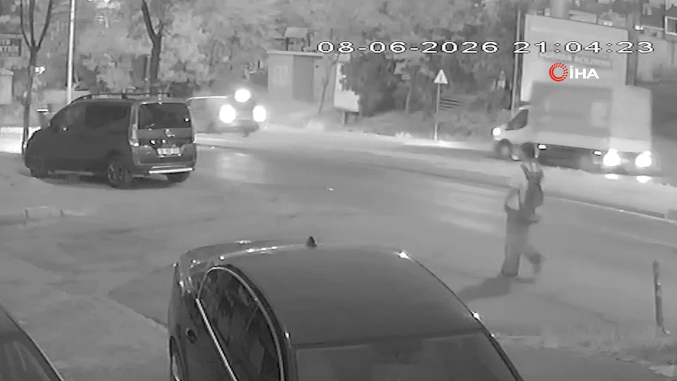 Beylikdüzü'nde trafik kazası: Otomobiller birbirine girdi