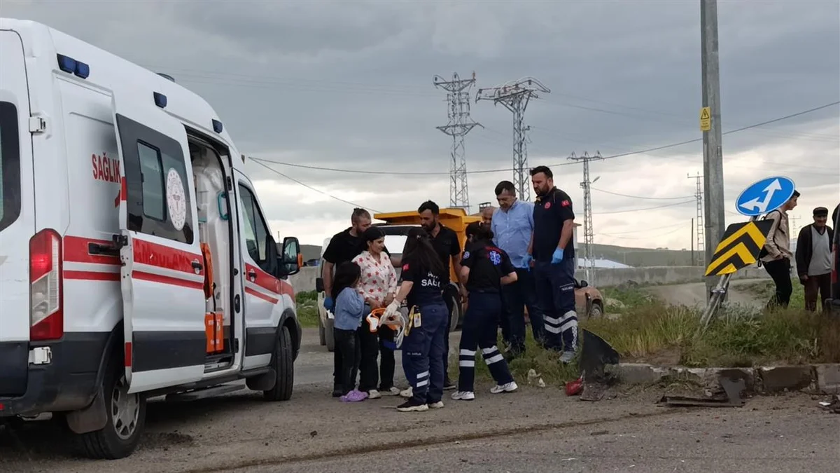 Kars'ta İki Araç Çarpışması Sonucu 5 Kişi Yaralandı