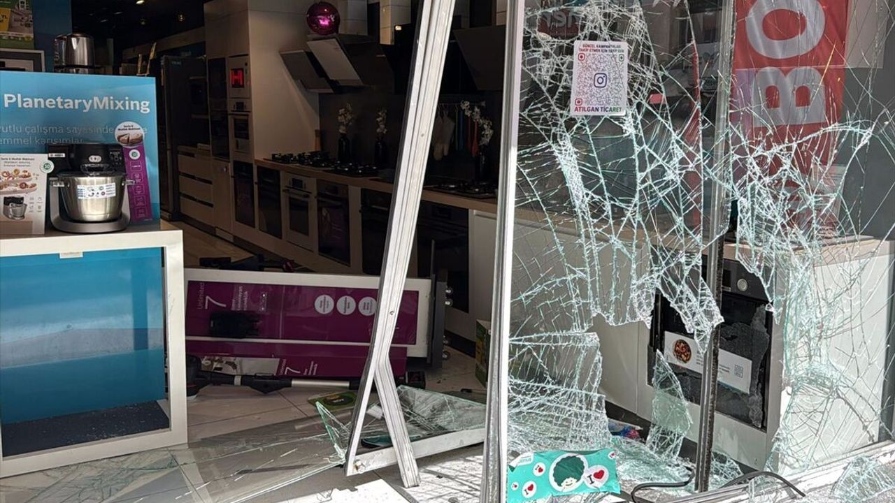 Kırıkkale trafik kazasında otomobil iş yerine girdi: Zafer Caddesi’nde hasar oluştu