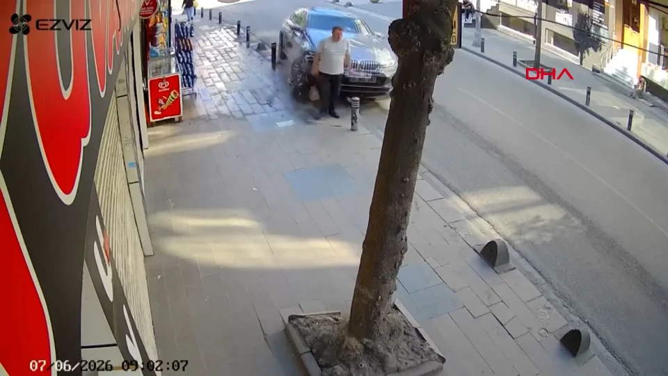 Küçükçekmece'de trafik kazası: Kaldırımdaki yaya yaralandı