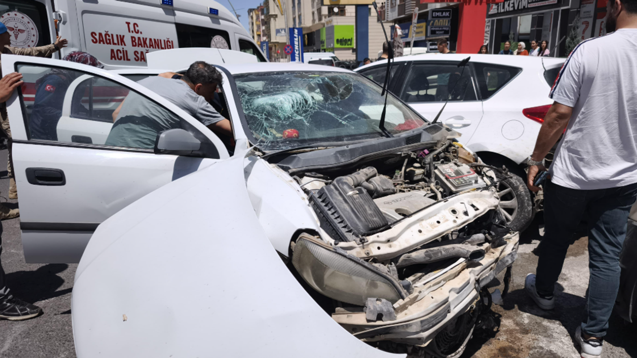 Şanlıurfa'da 4 Araç Çarpıştı: 2 Yaralı
