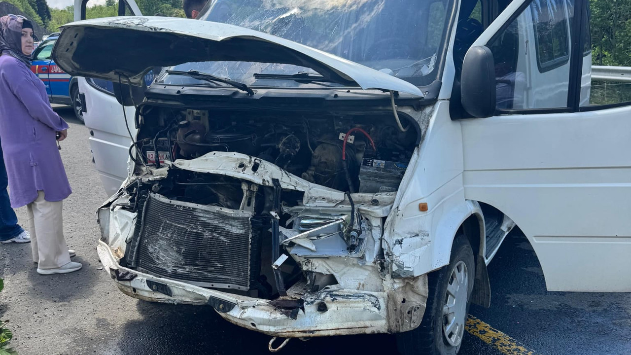 Ulubey-Gürgentepe yolunda korkutan kaza: Minibüs sürücüsü yaralandı
