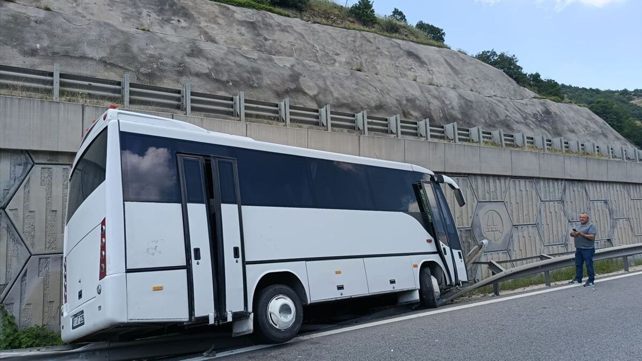 Bilecik Pazaryeri'nde trafik kazası: 12 yolcu yaralandı