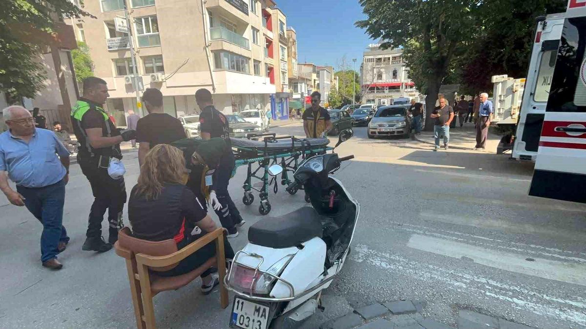 Bilecik'te Trafik Kazası: Esnaf Yardıma Koştu