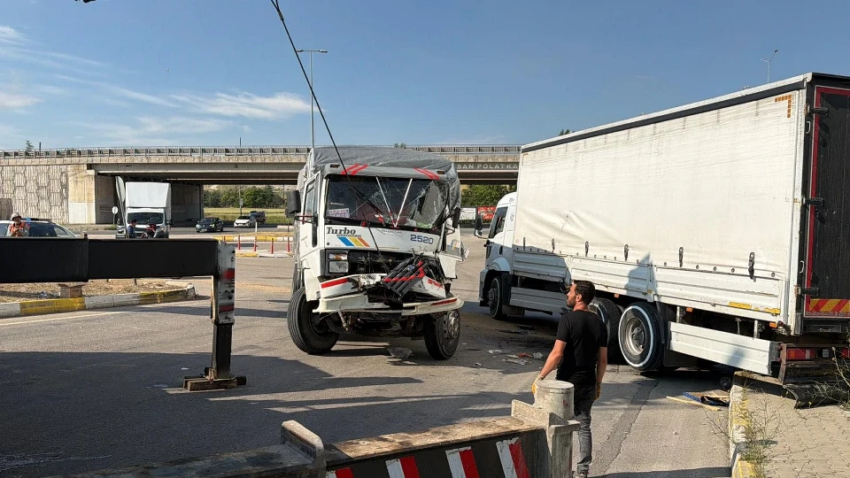 Eskişehir'de kamyon kazası: Sıkışan sürücü itfaiye yardımıyla kurtarıldı