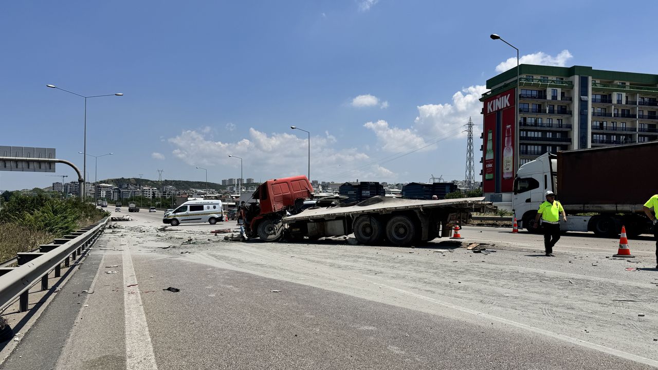 İstanbul-İzmir Otoyolu Bursa mevkindeki trafik kazasında kamyon sürücüsü hayatını kaybetti