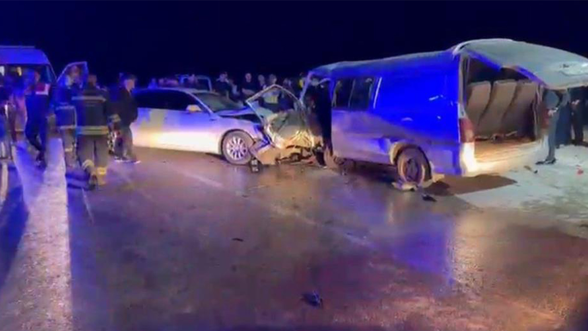 Şanlıurfa'nın komşu ilinde feci kaza! 2 araç kafa kafaya çarpıştı: 1 ölü, 12 yaralı