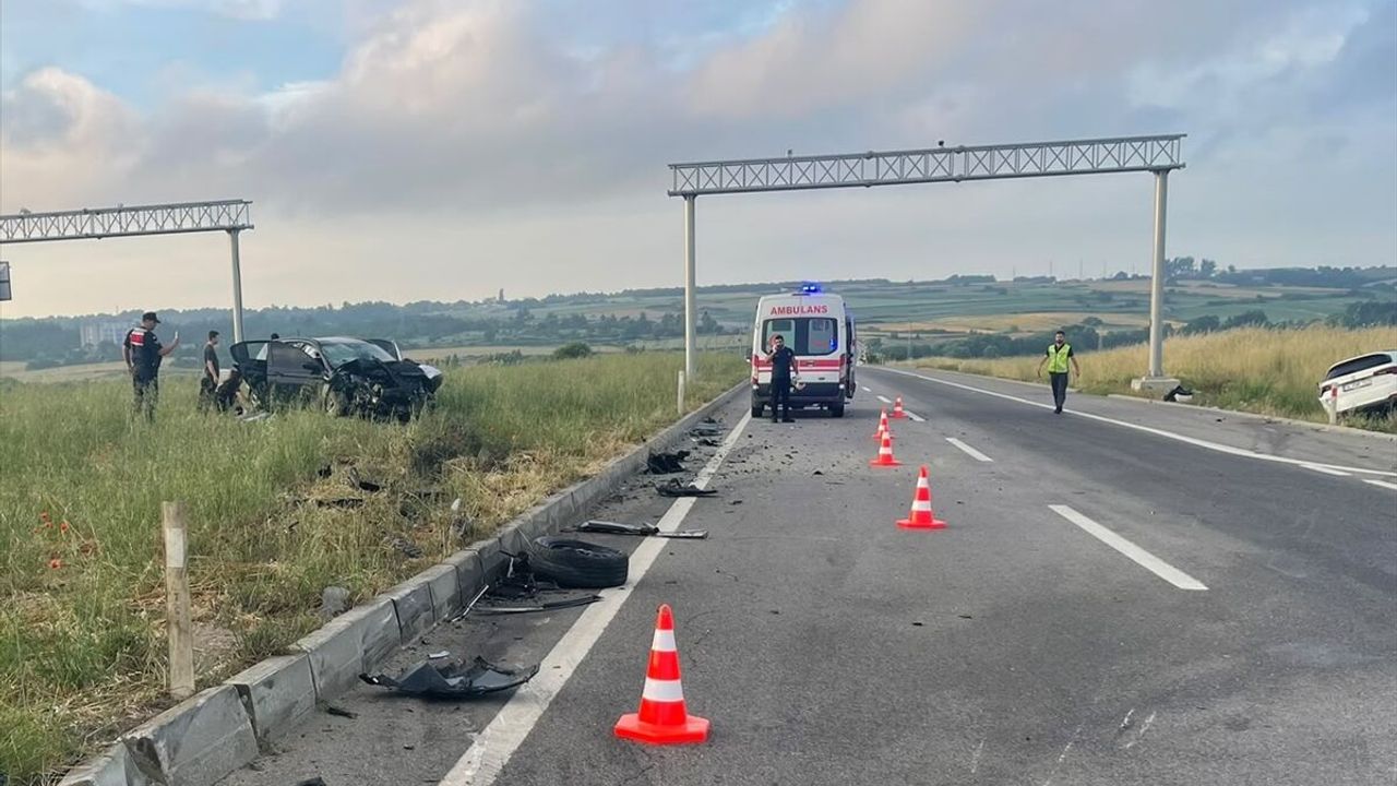 Tekirdağ Saray’da trafik kazası: İki otomobil çarpıştı, 10 kişi yaralandı