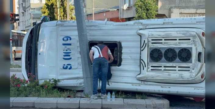 Eskişehir'de midibüs kazası: İşçi servisi yan yattı