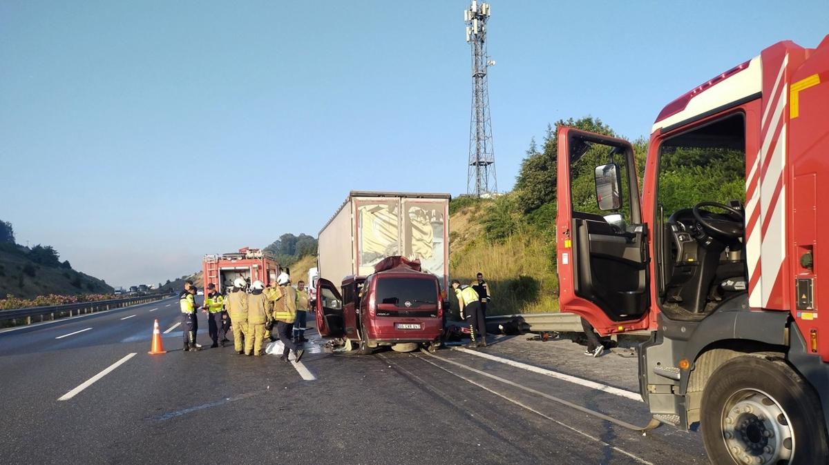 İstanbul'da feci kaza: 1'i bebek 3 kişi hayatını kaybetti