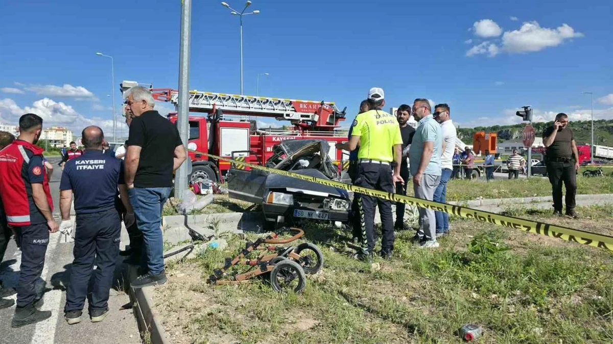 Kayseri Bünyan'da İki Otomobilin Çarpıştığı Kazada 3 Kişi Hayatını Kaybetti