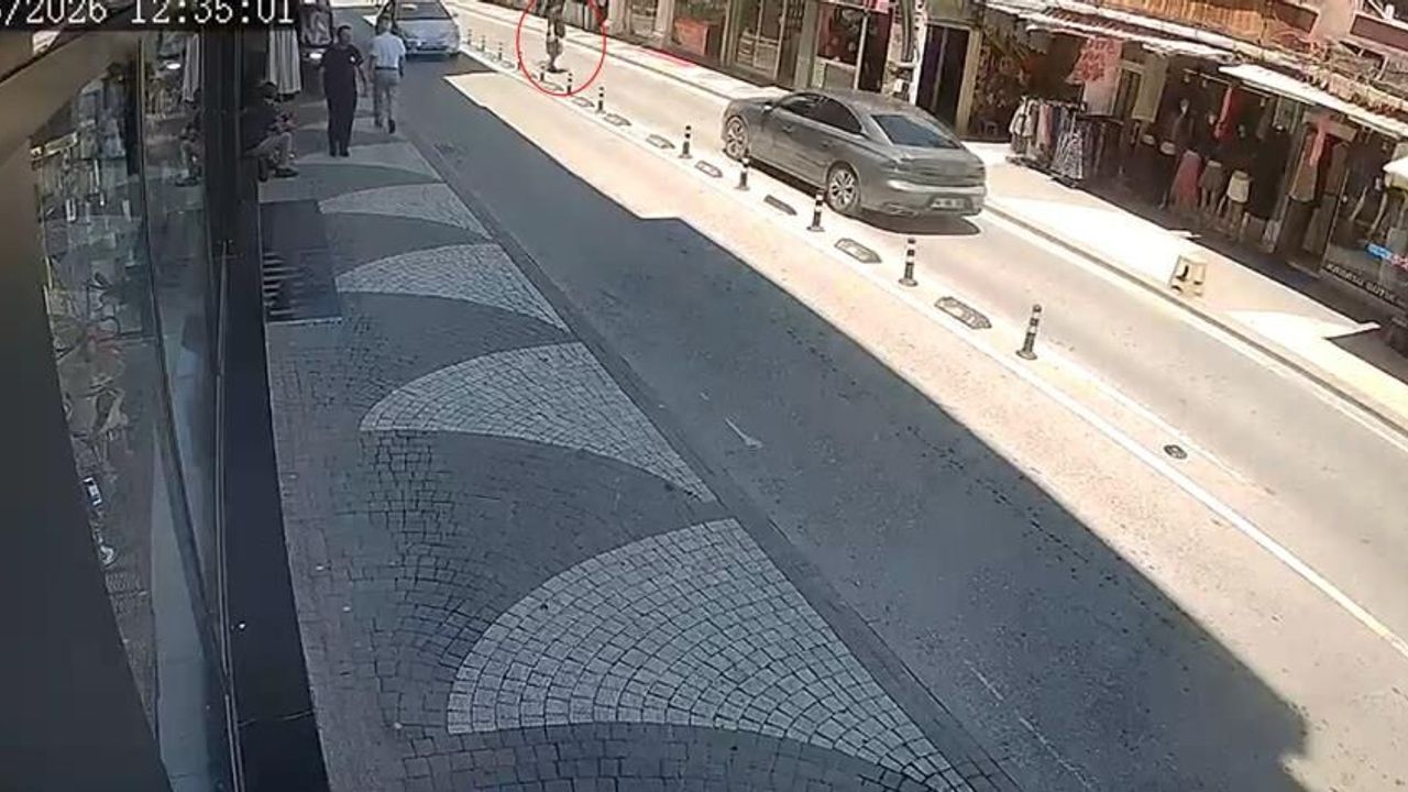 Sakarya'da yürekleri ağza getiren kaza: Otomobilin çarptığı engelli genç havada savruldu