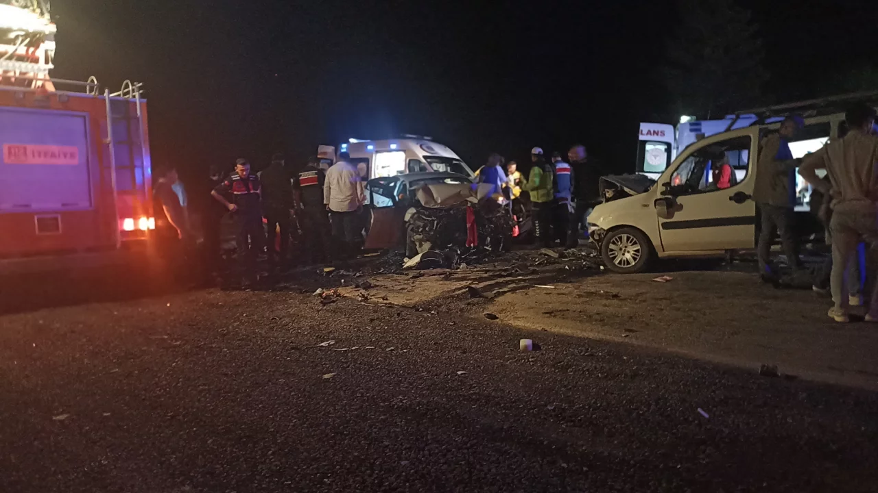 Sivas-Gürün Karayolunda feci kaza! Kafa kafaya çarpıştılar...