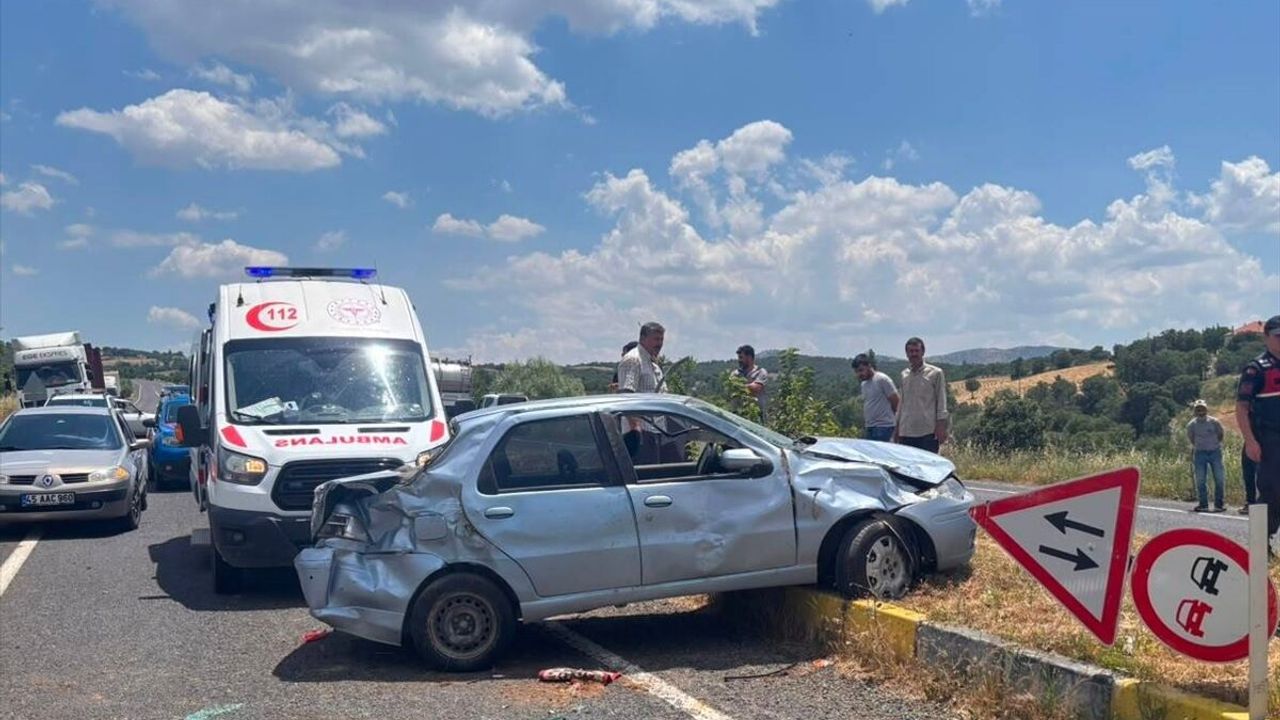 Uşak Eşme’de refüje çarpan otomobilde baba ile kızı ağır yaralandı