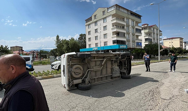 Vali Yolu'nda Korkutan Kaza: İki Araç Hurdaya Döndü