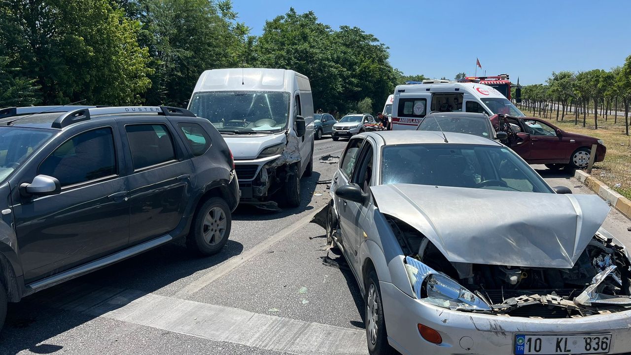 Balıkesir Susurluk'taki trafik kazasında 6 araç çarpıştı: 2 yaralı