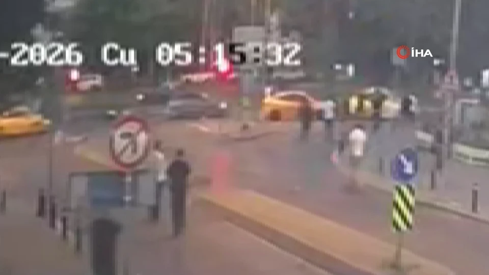 Fatih'te sabaha karşı zincirleme motosiklet kazası: O anlar kamerada!