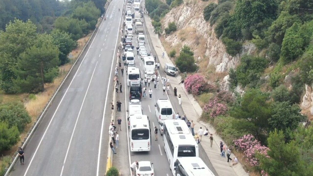 Antalya-Kemer yolunu kilitleyen kaza: Kilometrelerce kuyruğun sebebini telefonlarına gelen videodan öğrendiler