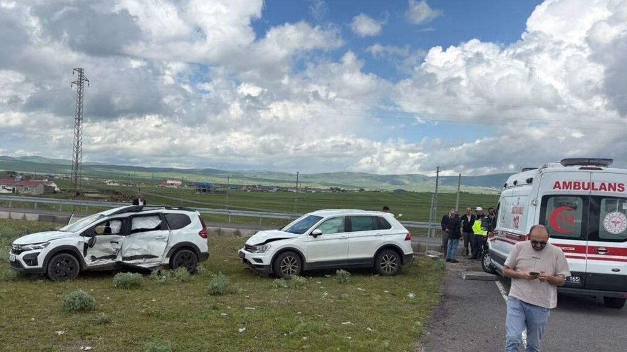 Ardahan-Kars yolunda trafik kazası: İki otomobil çarpıştı, 3 kişi yaralandı