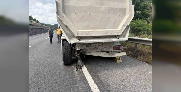 Bilecik yolunda şok kaza: Otomobil tıra böyle çarptı, 2 yaralı!