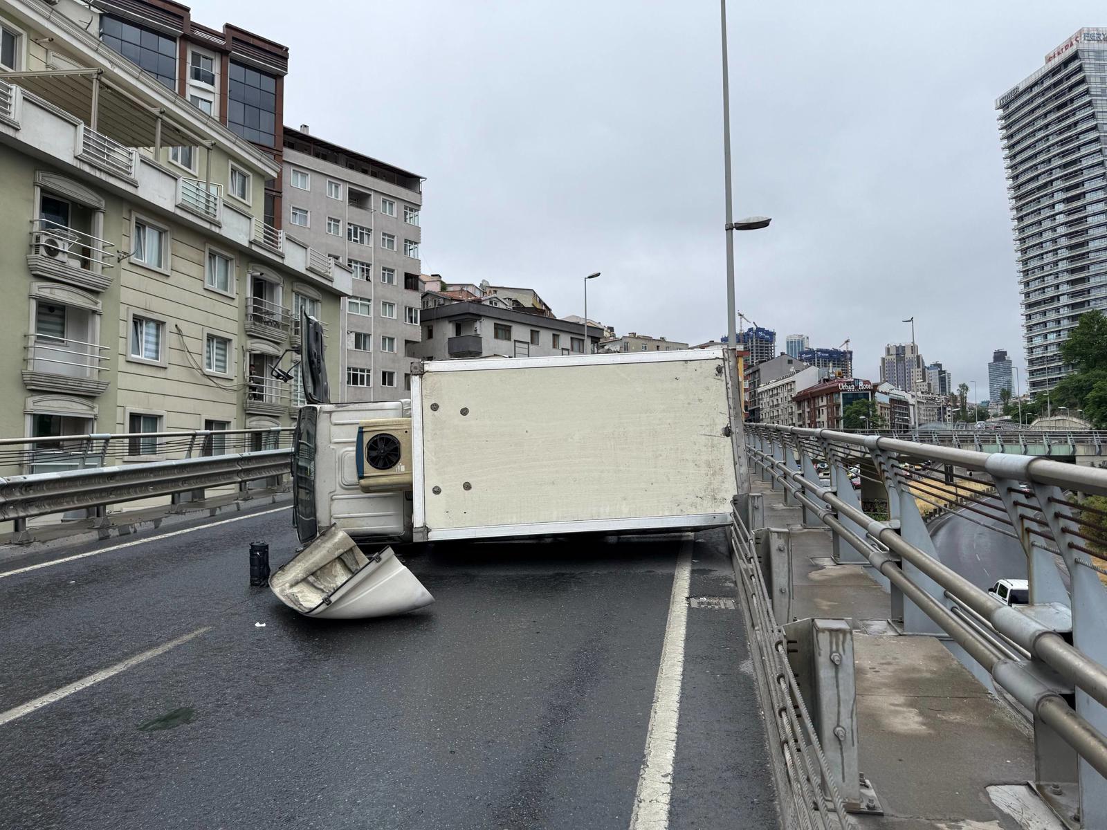 Bomonti-Dolmabahçe Tüneli çıkışında kaza: Yol trafiğe kapandı