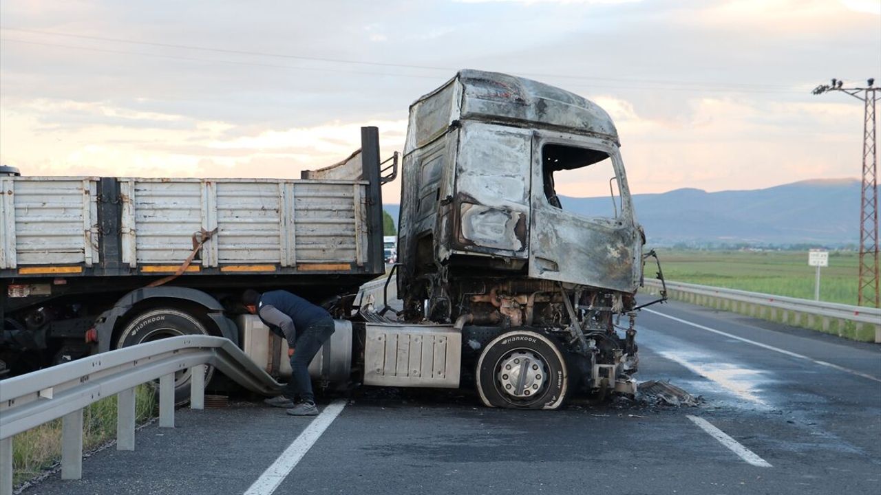 Erzurum’da trafik kazası sonrası tır alev aldı, yol trafiğe kapandı