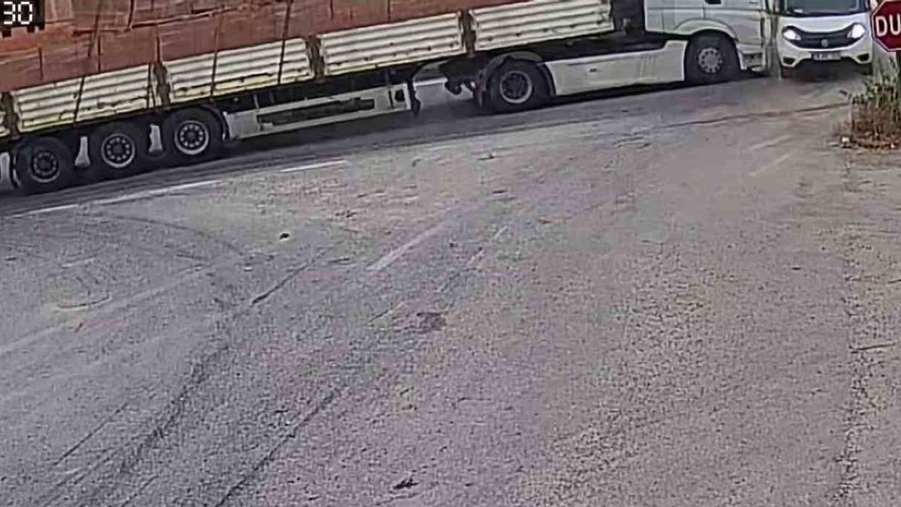 Kameralara yansıyan kaza ucuz atlatıldı: Tır, yola kayan kamyonete çarptı