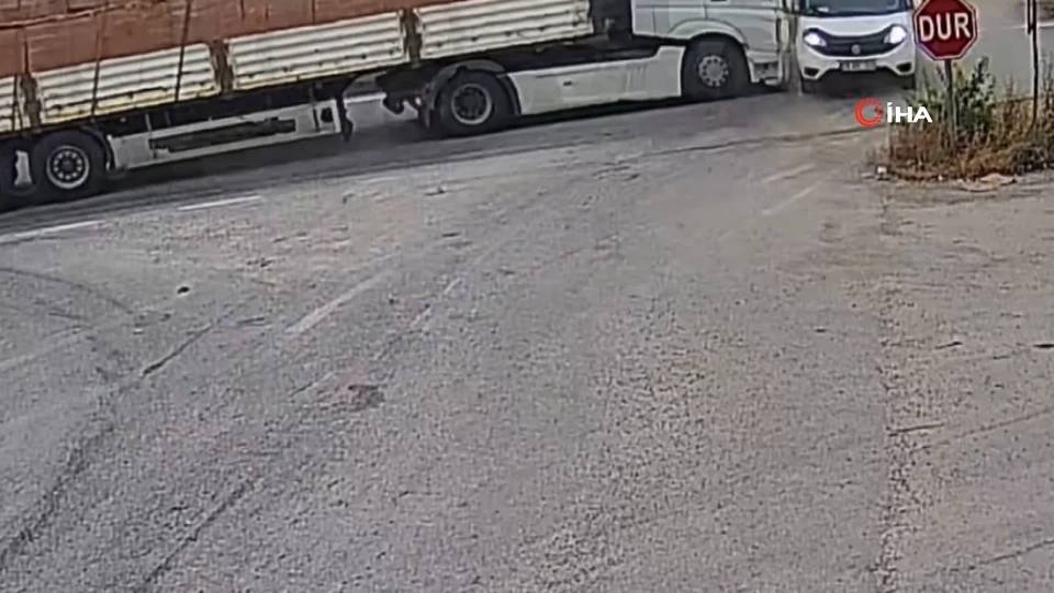 Karabük Göztepe yol ayrımında tır ve kamyonet kazası