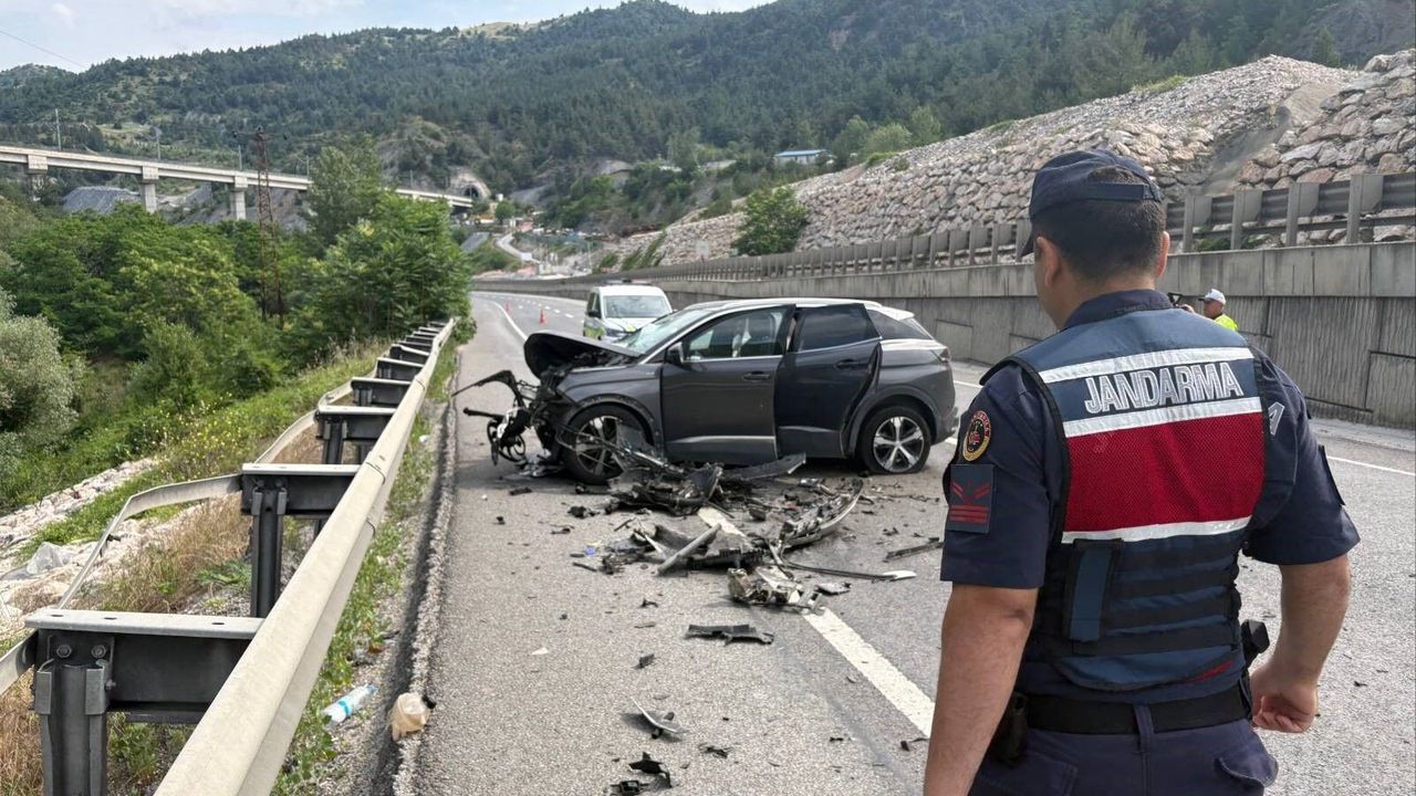 Şelale Rampalarında Kaza: Otomobil Tıra Arkadan Çarptı, 2 Yaralı