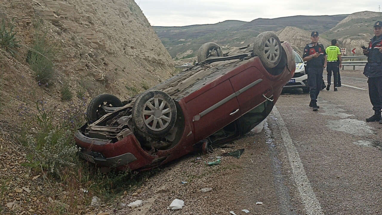 Sivas’ta yağmur kazası: Takla atan otomobilde 2’si ağır 3 yaralı