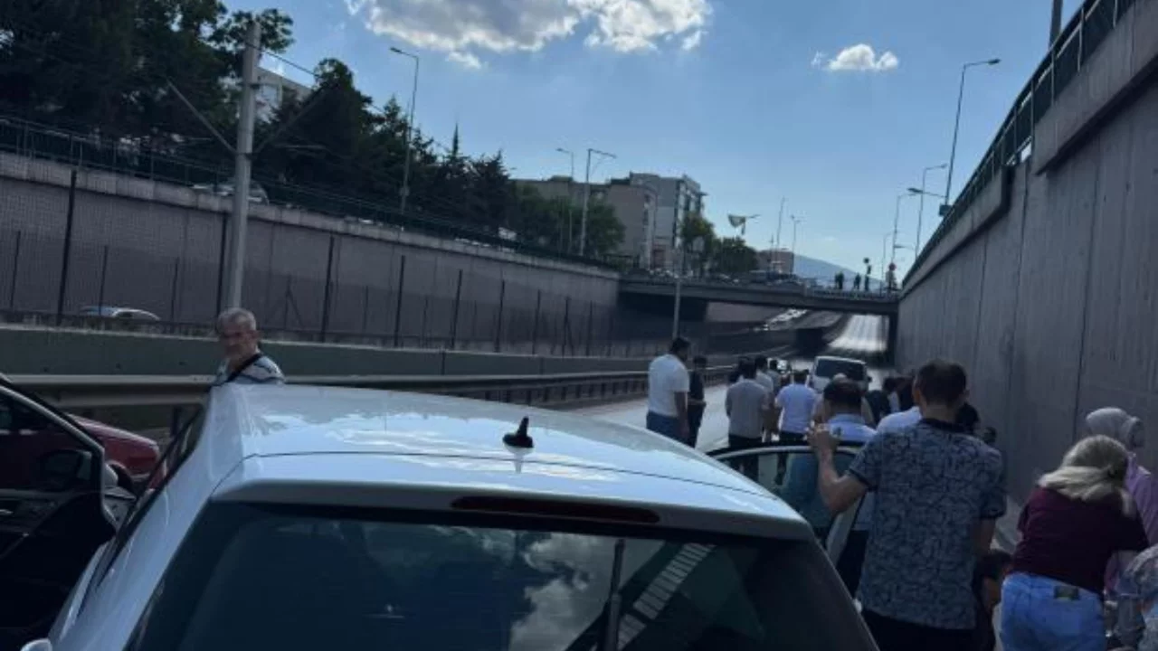Bursa'da korkutan kaza! Trafik kısa süreli aksadı