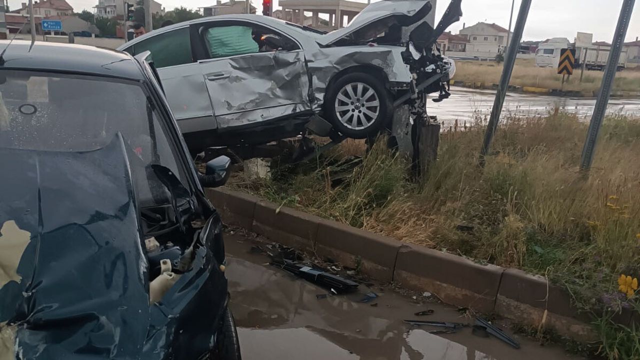 Kavşakta feci kaza: 2'si ağır 4 yaralı